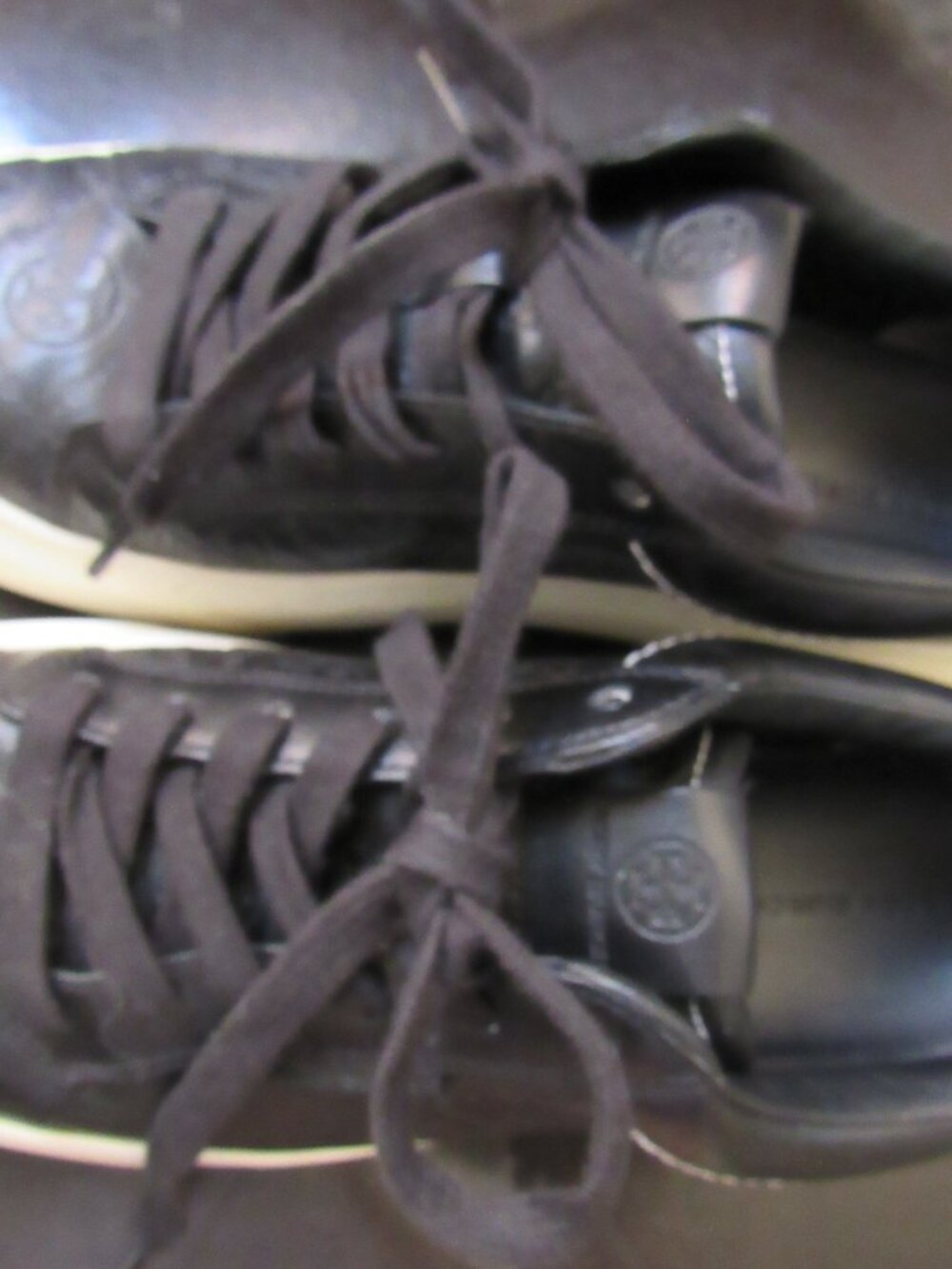 Tory Burch Women’s Ladybug Sneakers Size 8m Black leather - Picture 2 of 7